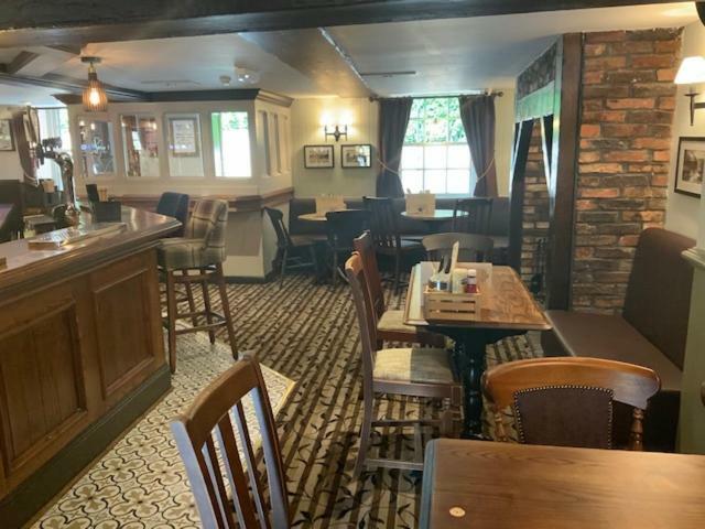 Swan & Talbot Inn Уэтерби Экстерьер фото